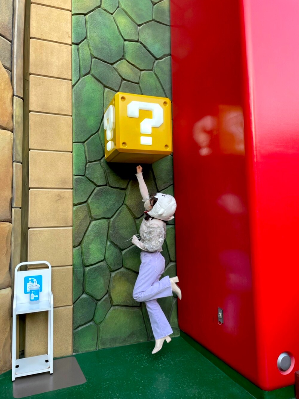 「ユニバーサルスタジオジャパン、ニンテンドーワールド」｜「one after another NICE CLAUPの美シルエットなシンプルデニムパンツ（デニムパンツ、パープル系）」を使った、ふさん（レディース・151cm）の春コーディネートの3枚目の写真