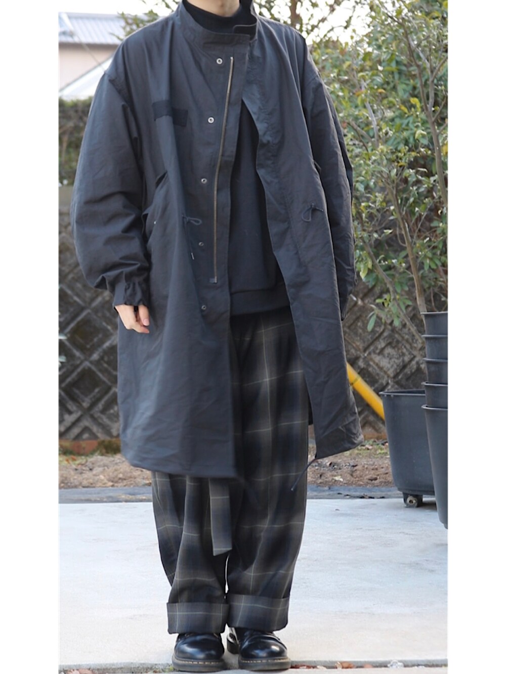 「シンプルコーデ、ootd、モノトーン、黒、ビッグシルエット、ワイドパンツ、モード、ブラックコーデ、キレイめ、きれいめカジュアル」｜「LAD MUSICIANのアイテム（シャツ/ブラウス、ブラック系）」を使った、     ととととさん（メンズ・173cm）の冬コーディネートの2枚目の写真