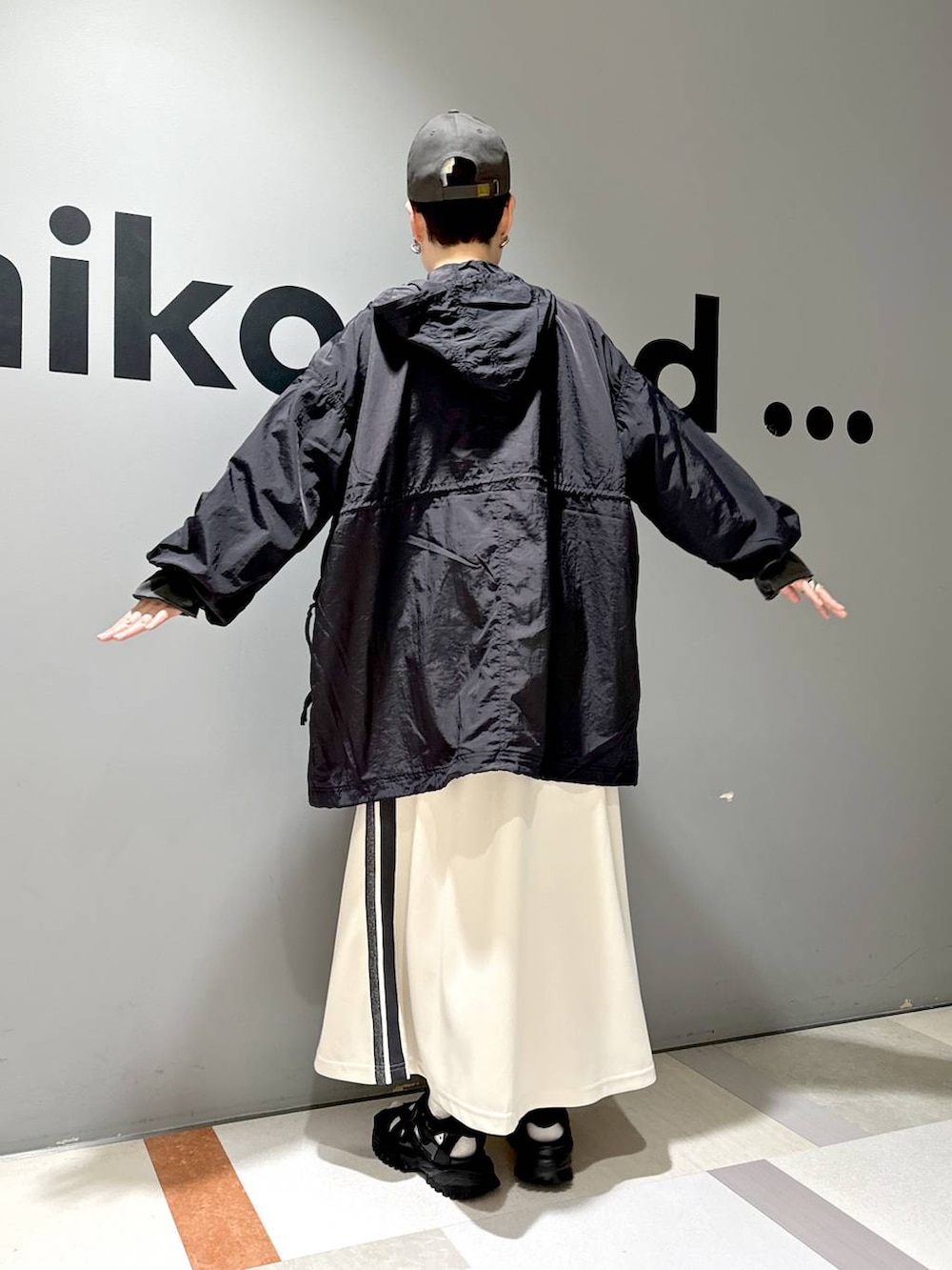 「ワントーン、きれいめ、デート/ロマンティック、女子会、カジュアル、旅行、バッグ、niko and ...、シンプルコーデ、春アウター、春コーデ、ブルゾン、キャップ、サンダル、メガネ女子」|「niko and...のツイストスリットロングTシャツ(Tシャツ/カットソー、グレー系)」を使った、 くまななさん(レディース・163cm)の春コーディネートの3枚目の写真