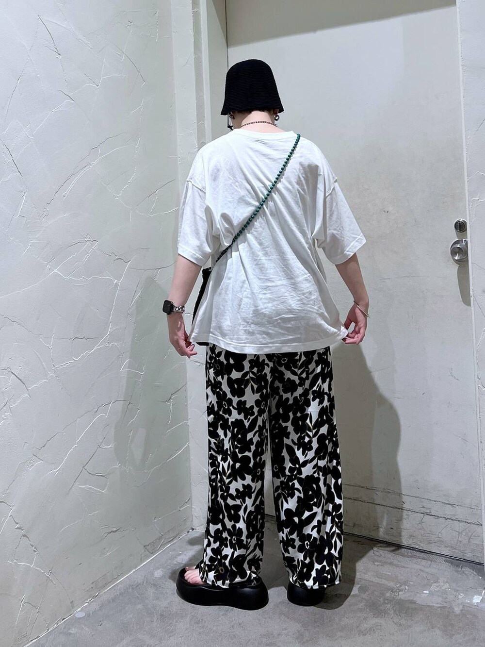 「ワントーン、きれいめ、ベーシック/シンプル、休日コーデ、デート/ロマンティック、女子会、カジュアル、旅行、バッグ、niko and ...、シンプルコーデ、ハット、メガネ、Tシャツ、JEANASIS」｜「niko and...のオリジナル巾着チェンジショルダーバッグ（ショルダーバッグ、ブラック系）」を使った、　くまななさん（レディース・163cm）の夏コーディネートの3枚目の写真