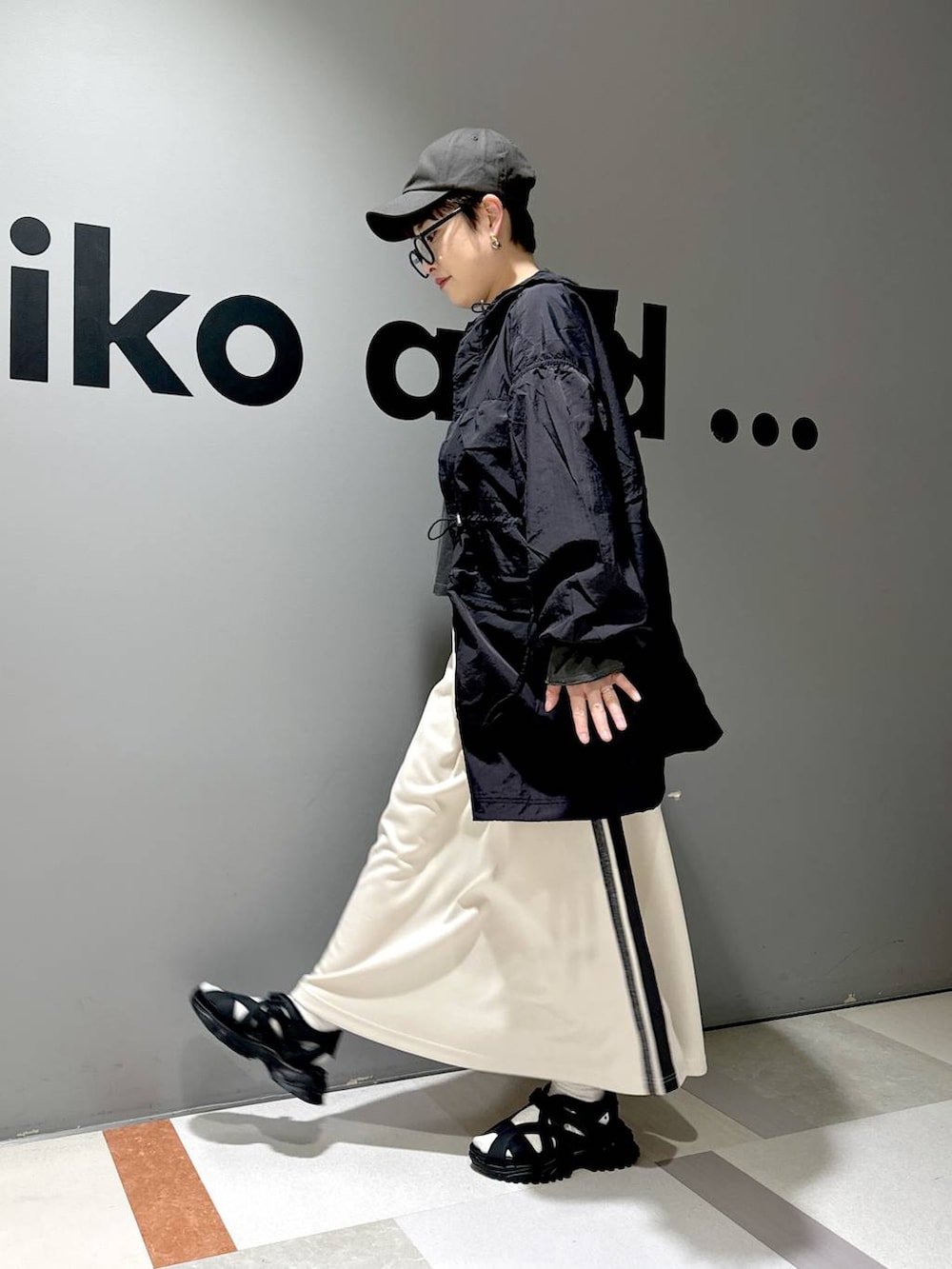 「ワントーン、きれいめ、デート/ロマンティック、女子会、カジュアル、旅行、バッグ、niko and ...、シンプルコーデ、春アウター、春コーデ、ブルゾン、キャップ、サンダル、メガネ女子」|「niko and...のツイストスリットロングTシャツ(Tシャツ/カットソー、グレー系)」を使った、 くまななさん(レディース・163cm)の春コーディネートの2枚目の写真
