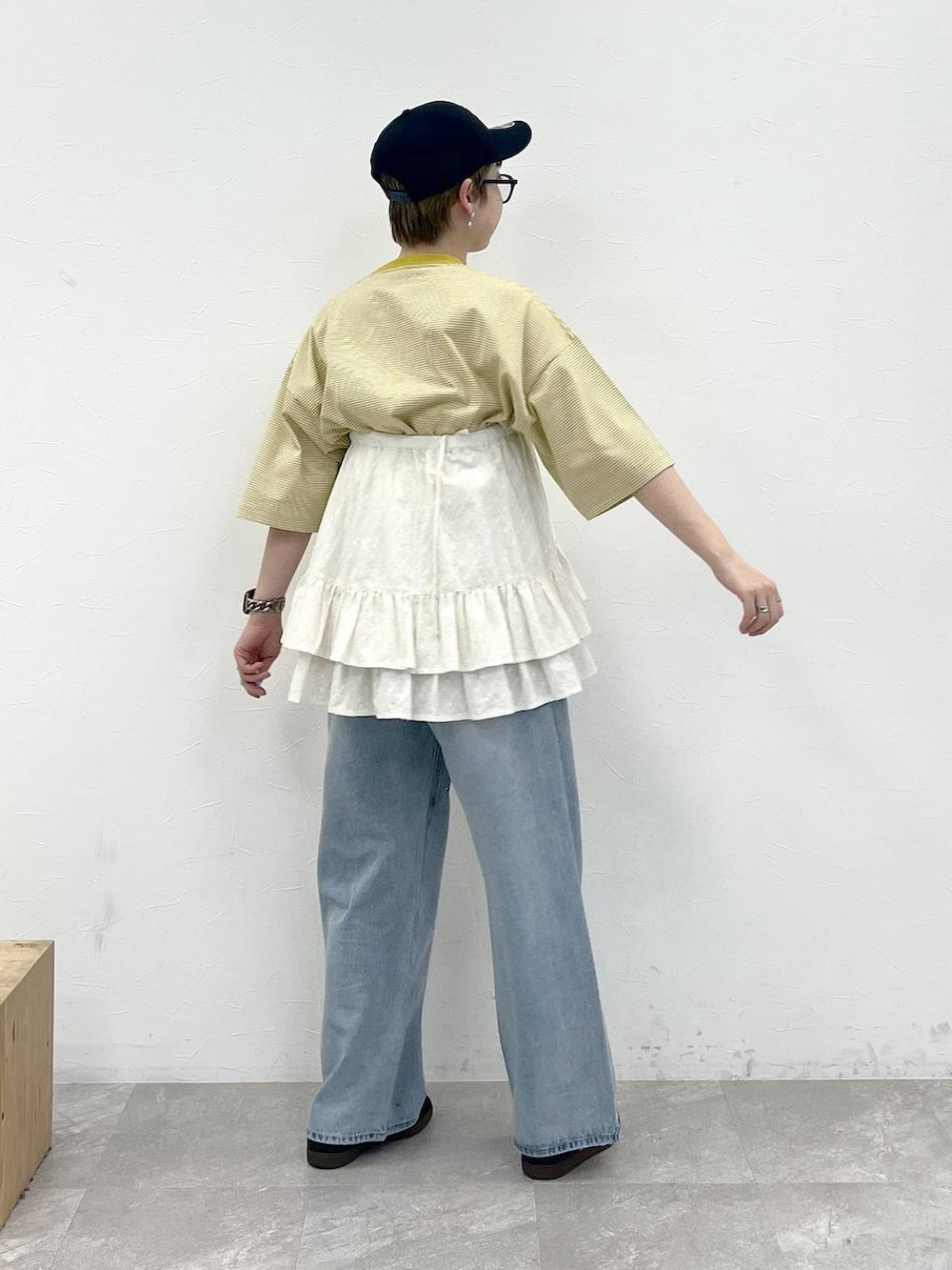 「ワントーン、きれいめ、ベーシック/シンプル、休日コーデ、デート/ロマンティック、女子会、カジュアル、旅行、niko and ...、シンプルコーデ、ビスチェ、デニムパンツ、キャップ」｜「niko and...のオリジナルクラウンパント伊達メガネ＆サングラス（メガネ、ブラック系）」を使った、　くまななさん（レディース・163cm）の春コーディネートの2枚目の写真
