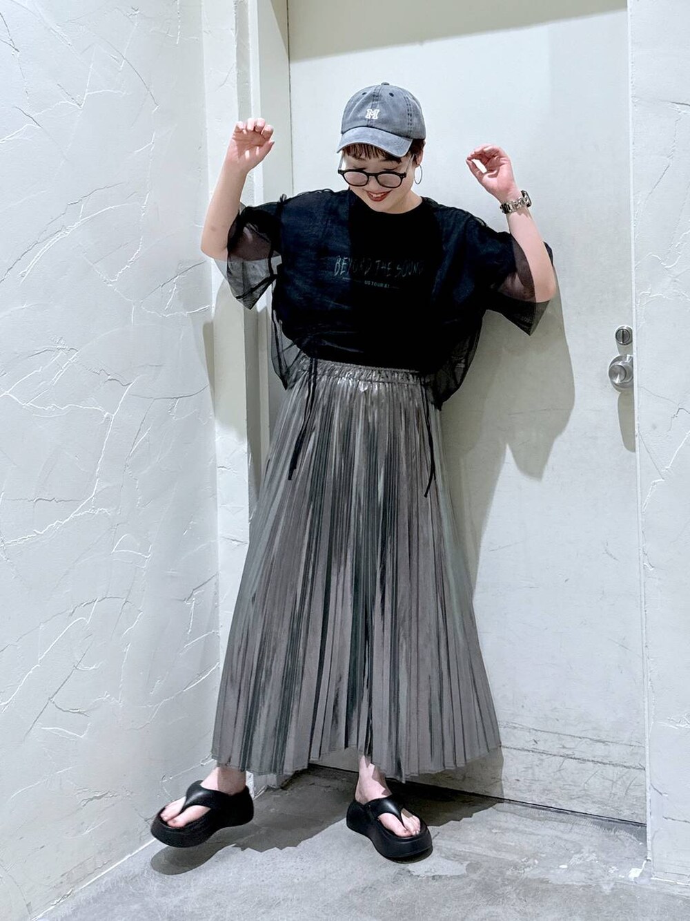 「スカート、サンダル、夏コーデ、旅行、キャップ、ワントーン、きれいめ、ベーシック/シンプル、休日コーデ、デート/ロマンティック、女子会、カジュアル、バッグ、niko and ...、シンプルコーデ」|「niko and...のオリジナルニコモコトングサンダル(サンダル、ブラック系)」を使った、 くまななさん(レディース・163cm)の夏コーディネートの4枚目の写真