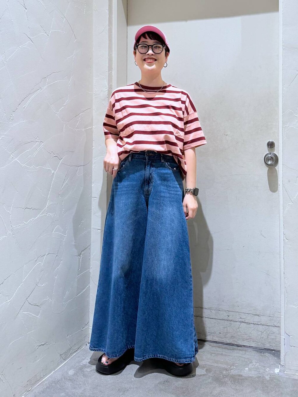 「休日コーデ、デート/ロマンティック、旅行、ワントーン、きれいめ、ベーシック/シンプル、女子会、カジュアル、バッグ、niko and ...、シンプルコーデ、デニムパンツ、キャップ、Tシャツ、メガネ」|「niko and...のオリジナルニコモコトングサンダル(サンダル、ブラック系)」を使った、 くまななさん(レディース・163cm)の夏コーディネートの4枚目の写真