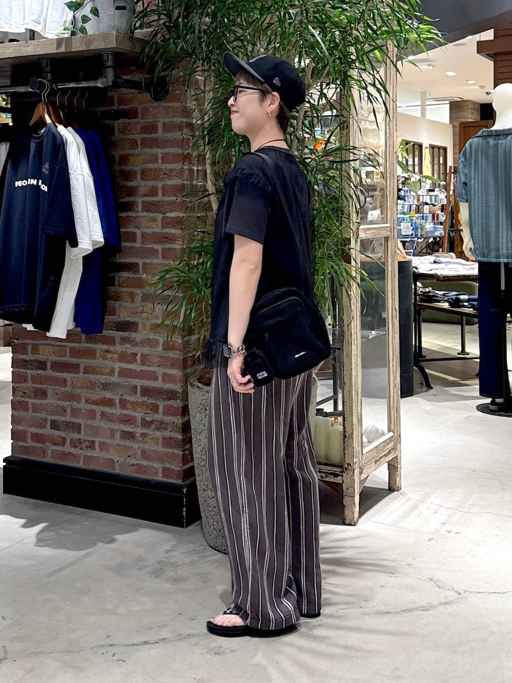 「キャップ、ショートヘア、シンプルコーデ、Tシャツ、ワントーン、きれいめ、ベーシック/シンプル、休日コーデ、デート/ロマンティック、女子会、カジュアル、メガネ、niko and ...」|「niko and...のオリジナルクラウンパント伊達メガネ&サングラス(メガネ、ブラック系)」を使った、 くまななさん(レディース・163cm)の夏コーディネートの2枚目の写真