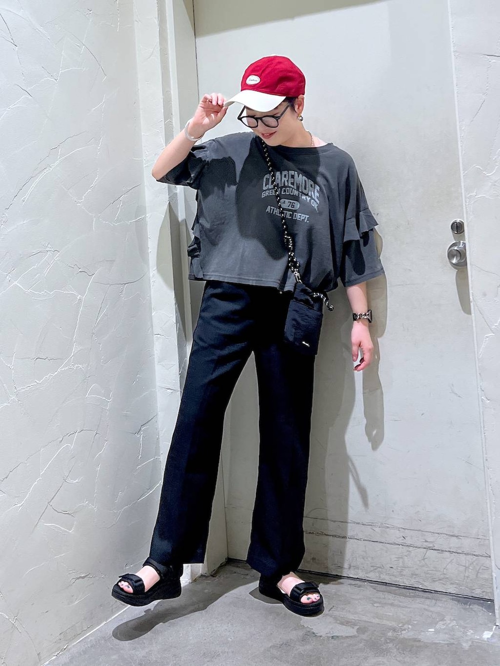 「niko and ...、シンプルコーデ、キャップ、ワントーン、きれいめ、ベーシック/シンプル、休日コーデ、デート/ロマンティック、女子会、カジュアル、旅行、バッグ、メガネ、サンダル、Tシャツ」｜「niko and...のオリジナル細コードショルダー巾着バッグN（ショルダーバッグ、ブラック系）」を使った、　くまななさん（レディース・163cm）の夏コーディネートの4枚目の写真