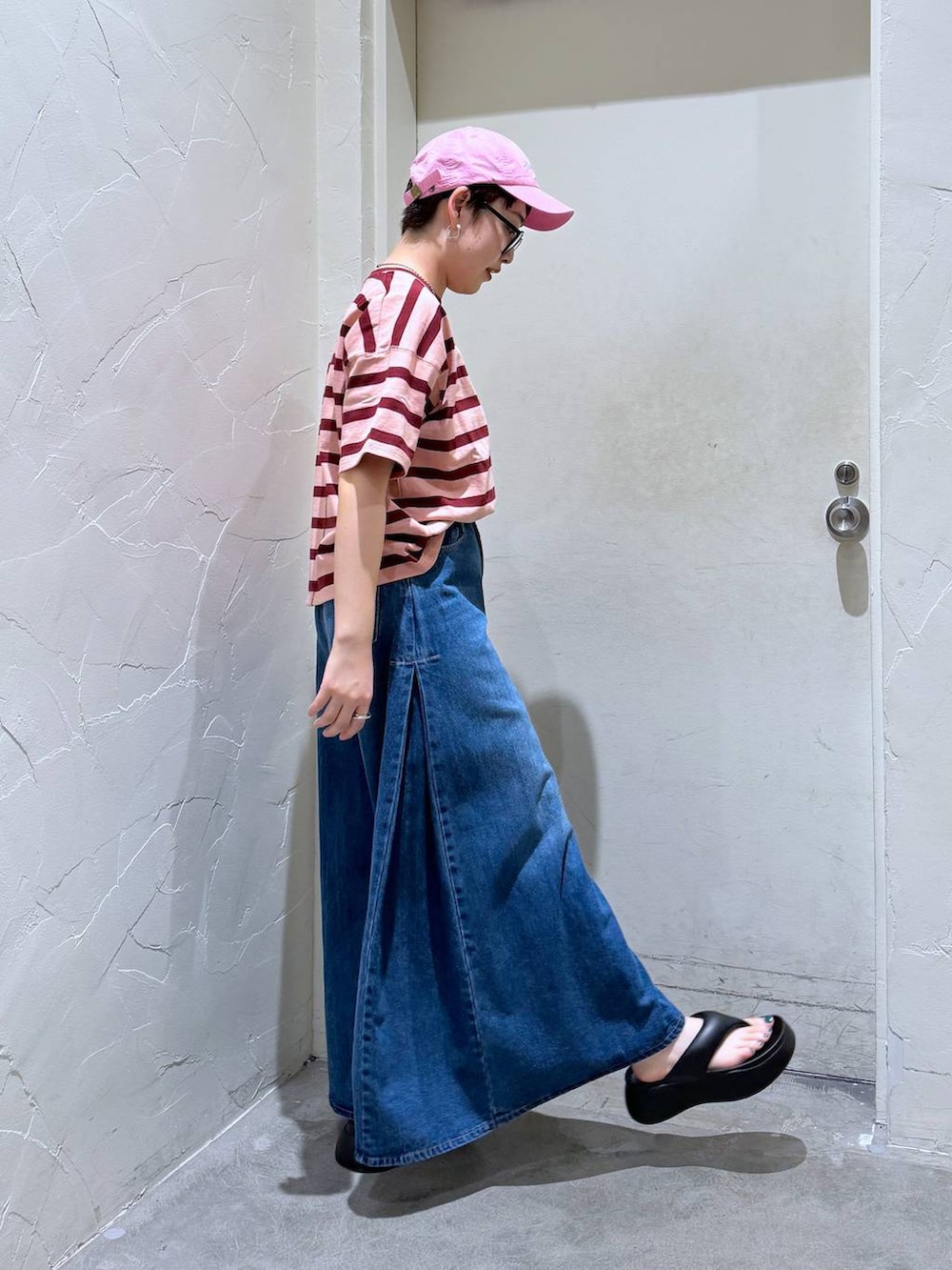 「休日コーデ、デート/ロマンティック、旅行、ワントーン、きれいめ、ベーシック/シンプル、女子会、カジュアル、バッグ、niko and ...、シンプルコーデ、デニムパンツ、キャップ、Tシャツ、メガネ」|「niko and...のオリジナルニコモコトングサンダル(サンダル、ブラック系)」を使った、 くまななさん(レディース・163cm)の夏コーディネートの2枚目の写真