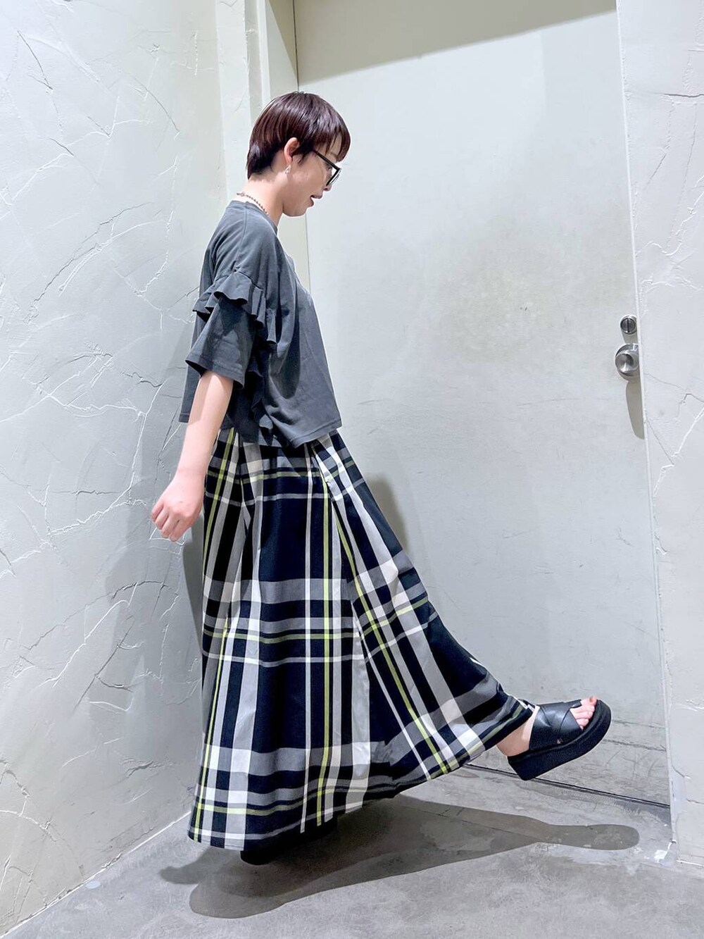 「Tシャツ、ワントーン、スカート、ハンドバッグ、サンダル、きれいめ、ベーシック/シンプル、休日コーデ、デート/ロマンティック、女子会、カジュアル、旅行、バッグ、niko and ...、シンプルコーデ」|「niko and...のオリジナル厚底トングサンダル(サンダル、ブラック系)」を使った、 くまななさん(レディース・163cm)の夏コーディネートの2枚目の写真