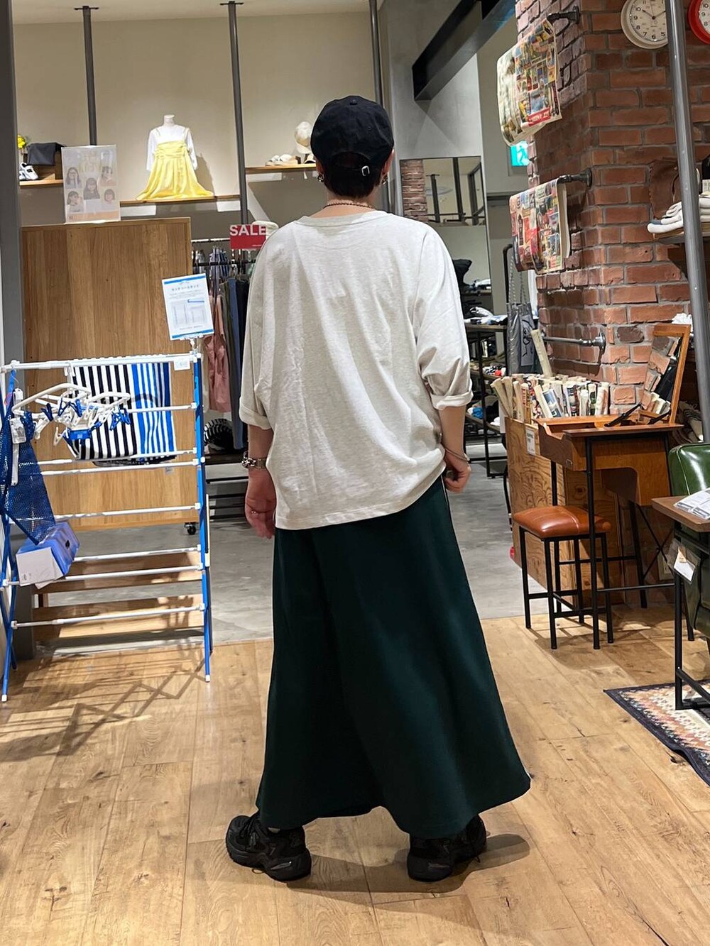 「ワントーン、きれいめ、ベーシック/シンプル、休日コーデ、デート/ロマンティック、女子会、カジュアル、旅行、バッグ、niko and ...、シンプルコーデ、Tシャツ、キャップ、スカート、スニーカー」|「niko and...のスーベニアワイドTシャツ(Tシャツ/カットソー、ベージュ系)」を使った、 くまななさん(レディース・163cm)の夏コーディネートの3枚目の写真