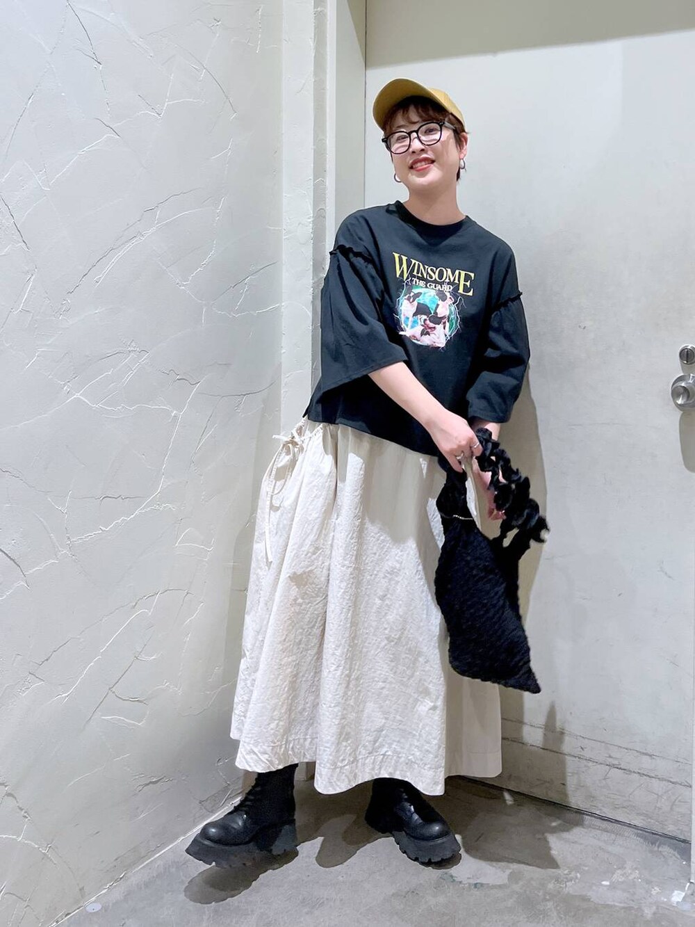 「カジュアル、旅行、バッグ、ワントーン、きれいめ、ベーシック/シンプル、休日コーデ、デート/ロマンティック、女子会、niko and ...、シンプルコーデ、キャップ、Tシャツ、スカート、JEANASIS」｜「niko and...のオリジナルアソートフリルトートバッグ（トートバッグ、ブラック系）」を使った、　くまななさん（レディース・163cm）の春コーディネートの4枚目の写真
