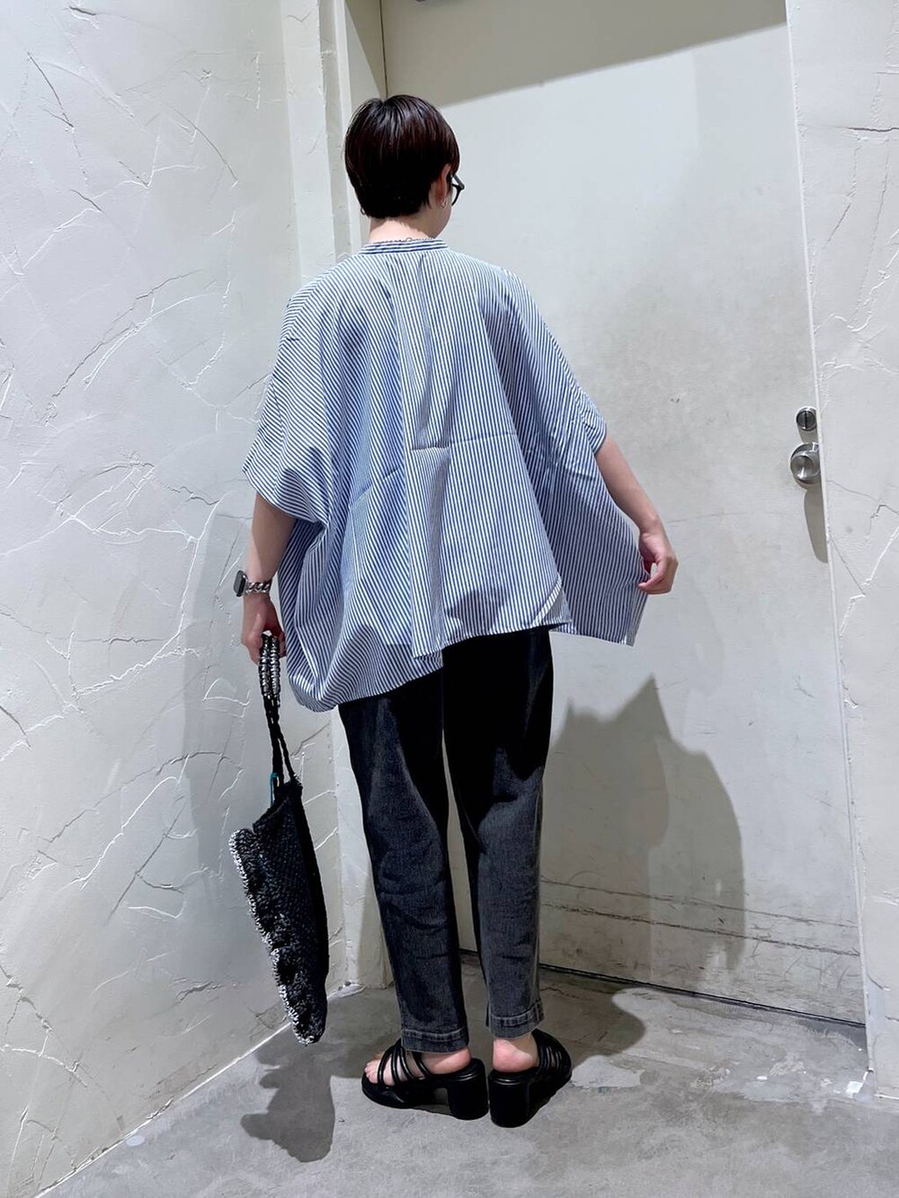 「メガネ、テーパードパンツ、ハンドバッグ、ブラウス、ワントーン、きれいめ、ベーシック/シンプル、休日コーデ、デート/ロマンティック、女子会、カジュアル、旅行、バッグ、niko and ...、シンプルコーデ」|「niko and...のオリジナルループヒールサンダル(サンダル、ブラック系)」を使った、 くまななさん(レディース・163cm)の夏コーディネートの3枚目の写真
