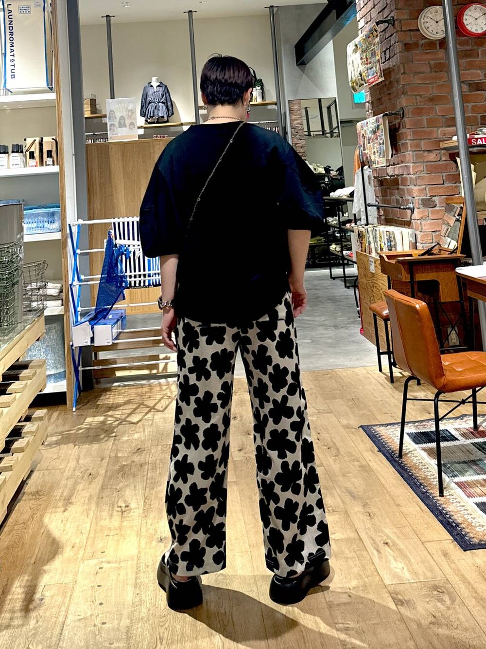 「旅行、バッグ、niko and ...、シンプルコーデ、メガネ、Tシャツ、サンダル、夏コーデ、ワントーン、きれいめ、ベーシック/シンプル、休日コーデ、デート/ロマンティック、女子会、カジュアル」|「niko and...のオリジナル巾着チェンジショルダーバッグ(ショルダーバッグ、イエロー系)」を使った、 くまななさん(レディース・163cm)の夏コーディネートの3枚目の写真