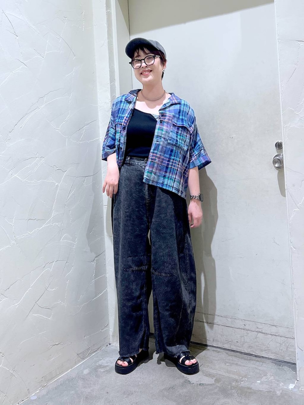 「ワントーン、メガネ、キャップ、きれいめ、ベーシック/シンプル、休日コーデ、デート/ロマンティック、女子会、カジュアル、旅行、バッグ、niko and ...、シンプルコーデ、シャツ、デニムパンツ」｜「niko and...のオリジナル厚底グルカサンダル（サンダル、ブラック系）」を使った、　くまななさん（レディース・163cm）の夏コーディネートの4枚目の写真