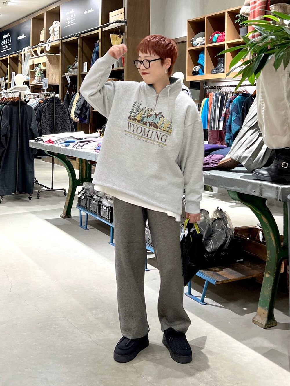 「ワントーン、きれいめ、ベーシック/シンプル、休日コーデ、デート/ロマンティック、女子会、カジュアル、旅行、niko and ...、シンプルコーデ、スウェット、メガネ、ニット」|「niko and...のなめらかタッチニットパンツ(その他パンツ、ホワイト系)」を使った、 くまななさん(レディース・163cm)の秋コーディネートの5枚目の写真