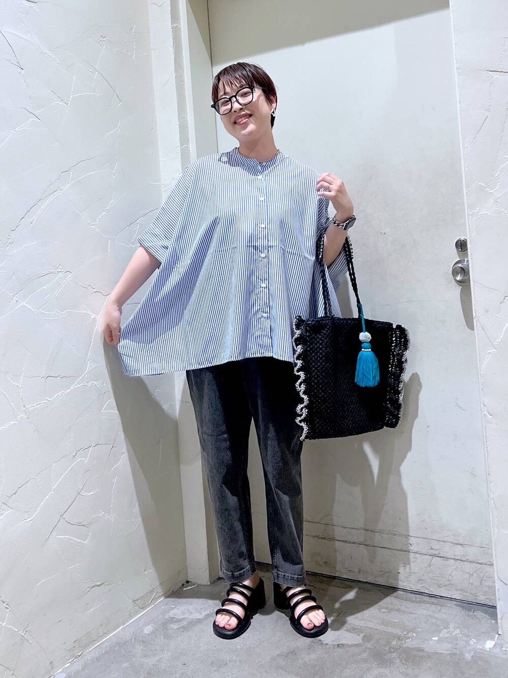 「メガネ、テーパードパンツ、ハンドバッグ、ブラウス、ワントーン、きれいめ、ベーシック/シンプル、休日コーデ、デート/ロマンティック、女子会、カジュアル、旅行、バッグ、niko and ...、シンプルコーデ」|「niko and...のオリジナルループヒールサンダル(サンダル、ブラック系)」を使った、 くまななさん(レディース・163cm)の夏コーディネートの4枚目の写真