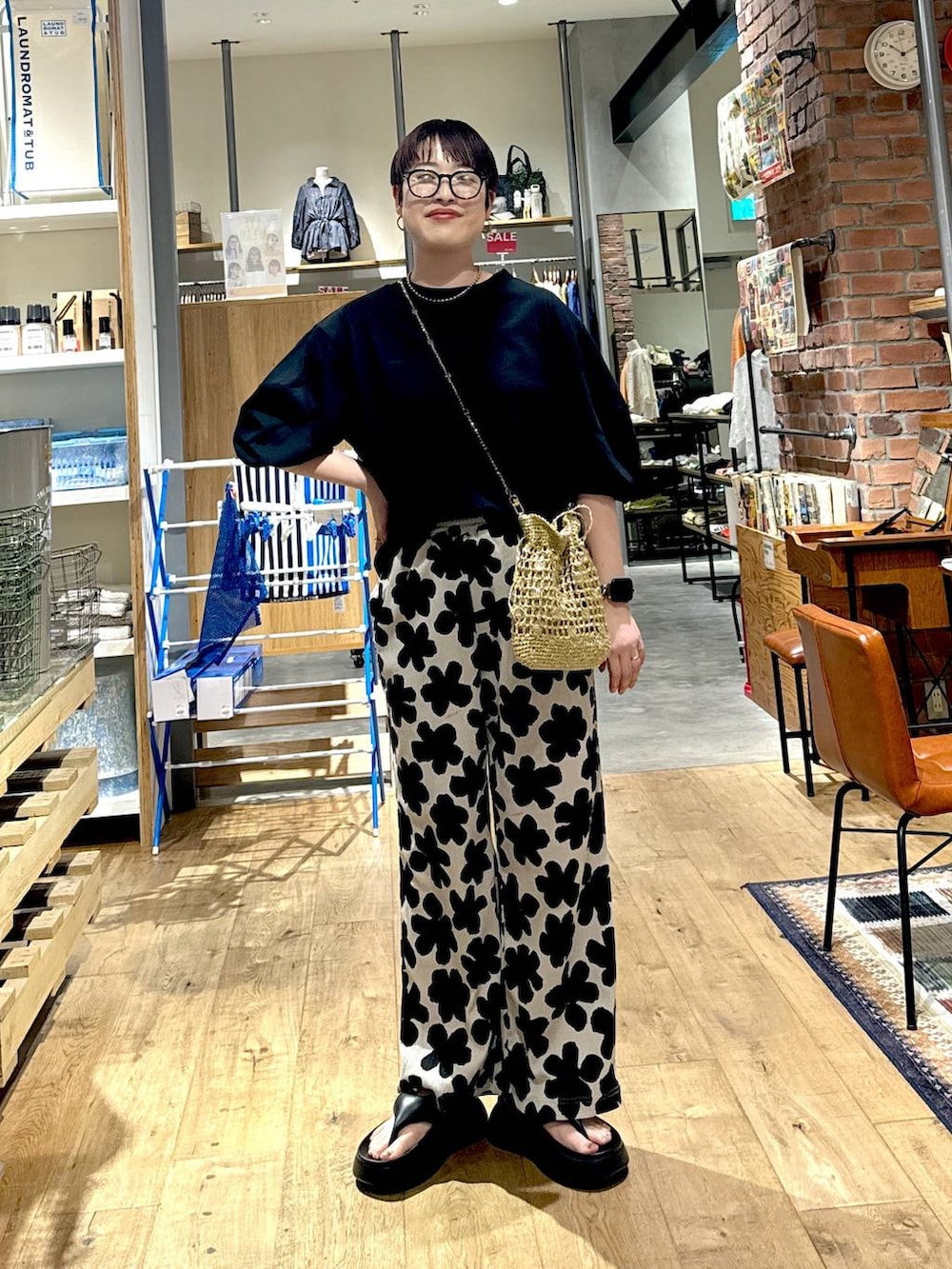 「旅行、バッグ、niko and ...、シンプルコーデ、メガネ、Tシャツ、サンダル、夏コーデ、ワントーン、きれいめ、ベーシック/シンプル、休日コーデ、デート/ロマンティック、女子会、カジュアル」|「niko and...のオリジナル巾着チェンジショルダーバッグ(ショルダーバッグ、イエロー系)」を使った、 くまななさん(レディース・163cm)の夏コーディネートの5枚目の写真