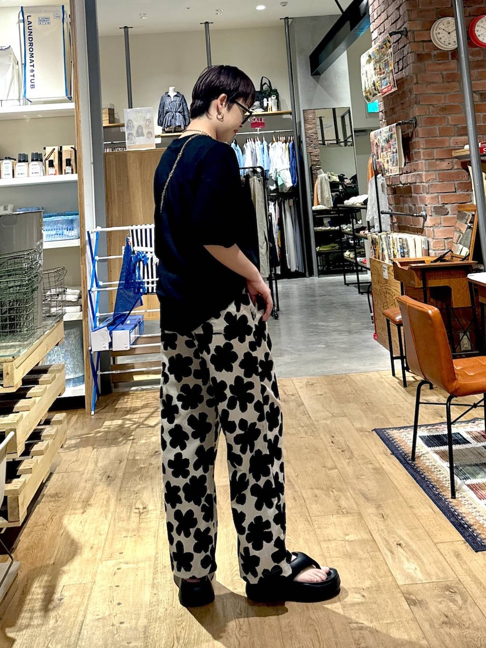 「旅行、バッグ、niko and ...、シンプルコーデ、メガネ、Tシャツ、サンダル、夏コーデ、ワントーン、きれいめ、ベーシック/シンプル、休日コーデ、デート/ロマンティック、女子会、カジュアル」|「niko and...のオリジナル巾着チェンジショルダーバッグ(ショルダーバッグ、イエロー系)」を使った、 くまななさん(レディース・163cm)の夏コーディネートの2枚目の写真