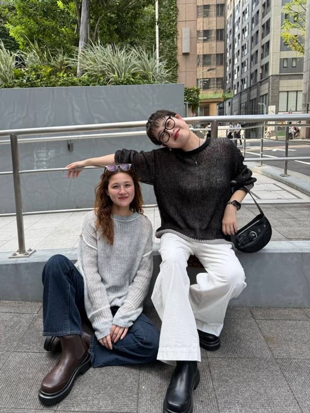 ホワイト系のその他パンツ、ブルー系のデニムパンツ、グレー系のニット/セーターを着用したレディースの秋コーディネートの2枚目の写真