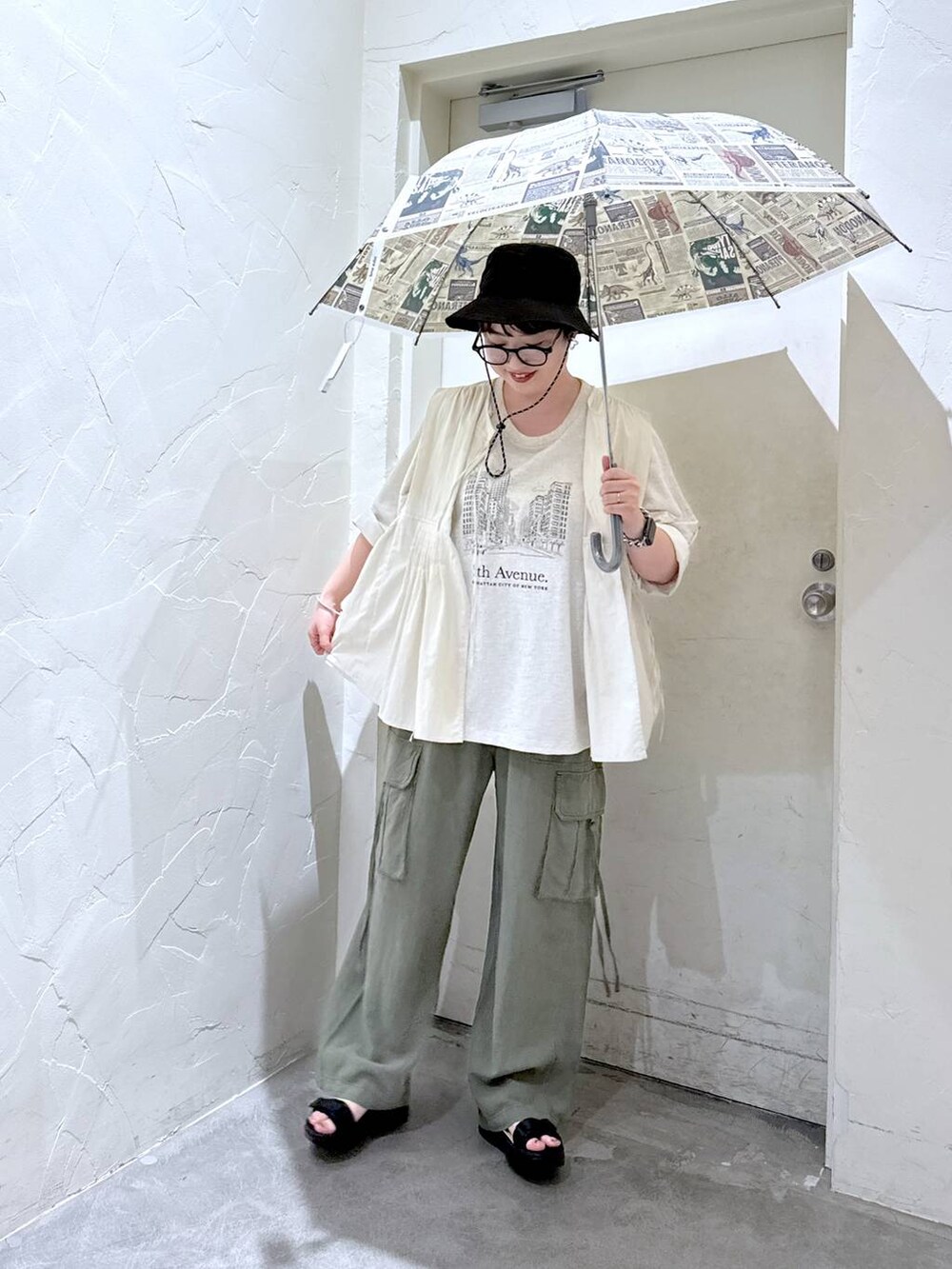 「ワントーン、きれいめ、ベーシック/シンプル、休日コーデ、デート/ロマンティック、女子会、カジュアル、旅行、バッグ、niko and ...、シンプルコーデ」|「niko and...のオリジナル撥水UVケアハット(ハット、ブラック系)」を使った、 くまななさん(レディース・163cm)の夏コーディネートの5枚目の写真