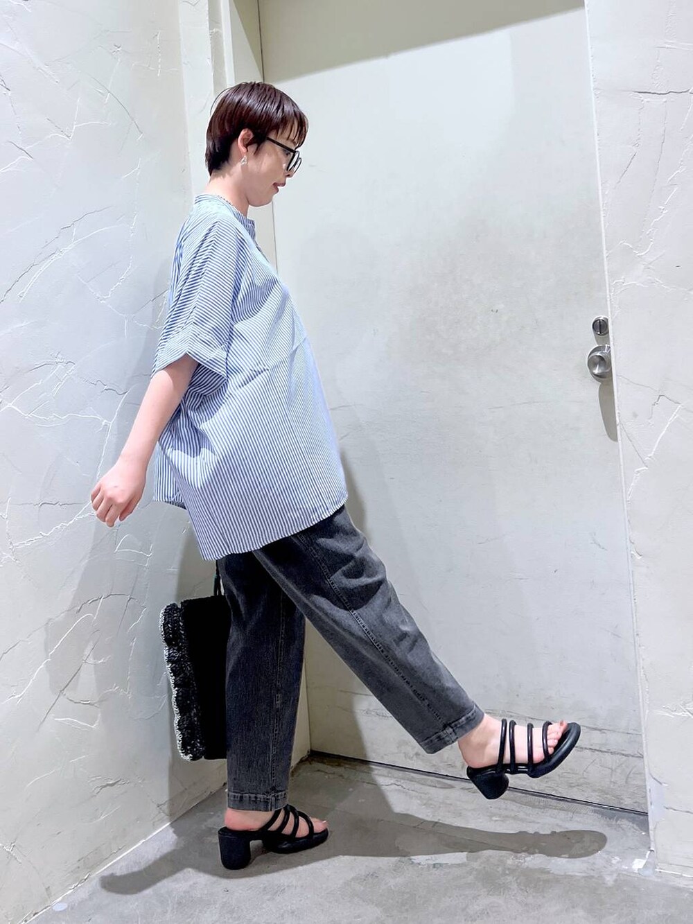 「メガネ、テーパードパンツ、ハンドバッグ、ブラウス、ワントーン、きれいめ、ベーシック/シンプル、休日コーデ、デート/ロマンティック、女子会、カジュアル、旅行、バッグ、niko and ...、シンプルコーデ」|「niko and...のオリジナルループヒールサンダル(サンダル、ブラック系)」を使った、 くまななさん(レディース・163cm)の夏コーディネートの2枚目の写真