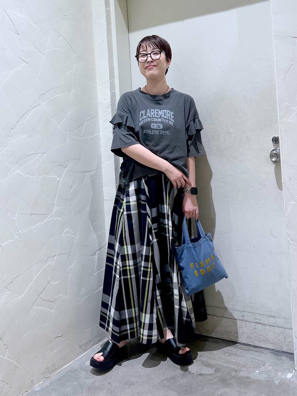 「Tシャツ、ワントーン、スカート、ハンドバッグ、サンダル、きれいめ、ベーシック/シンプル、休日コーデ、デート/ロマンティック、女子会、カジュアル、旅行、バッグ、niko and ...、シンプルコーデ」|「niko and...のオリジナル厚底トングサンダル(サンダル、ブラック系)」を使った、 くまななさん(レディース・163cm)の夏コーディネートの4枚目の写真