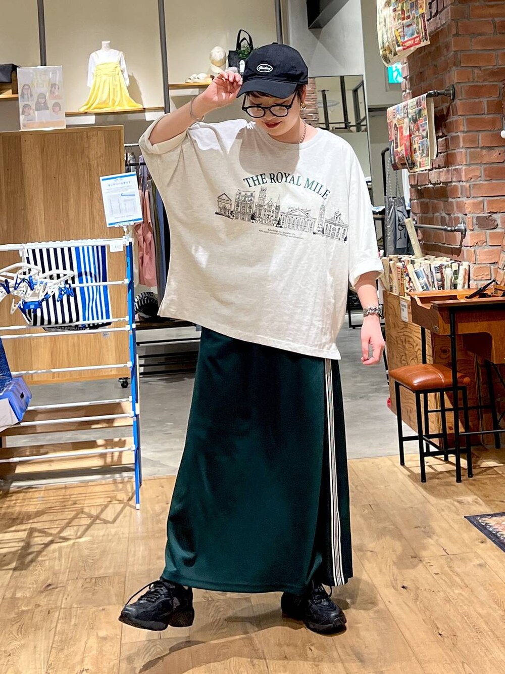 「ワントーン、きれいめ、ベーシック/シンプル、休日コーデ、デート/ロマンティック、女子会、カジュアル、旅行、バッグ、niko and ...、シンプルコーデ、Tシャツ、キャップ、スカート、スニーカー」|「niko and...のスーベニアワイドTシャツ(Tシャツ/カットソー、ベージュ系)」を使った、 くまななさん(レディース・163cm)の夏コーディネートの5枚目の写真