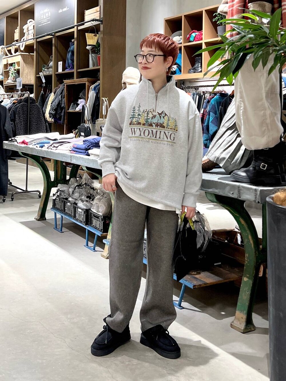 「ワントーン、きれいめ、ベーシック/シンプル、休日コーデ、デート/ロマンティック、女子会、カジュアル、旅行、niko and ...、シンプルコーデ、スウェット、メガネ、ニット」|「niko and...のなめらかタッチニットパンツ(その他パンツ、ホワイト系)」を使った、 くまななさん(レディース・163cm)の秋コーディネートの4枚目の写真