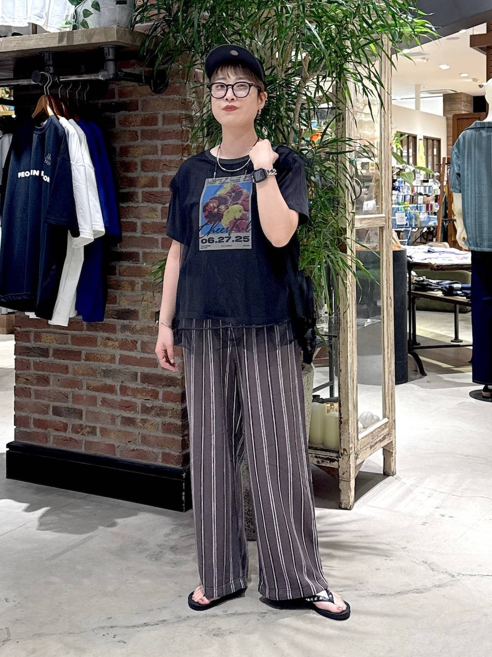 「キャップ、ショートヘア、シンプルコーデ、Tシャツ、ワントーン、きれいめ、ベーシック/シンプル、休日コーデ、デート/ロマンティック、女子会、カジュアル、メガネ、niko and ...」|「niko and...のオリジナルクラウンパント伊達メガネ&サングラス(メガネ、ブラック系)」を使った、 くまななさん(レディース・163cm)の夏コーディネートの5枚目の写真