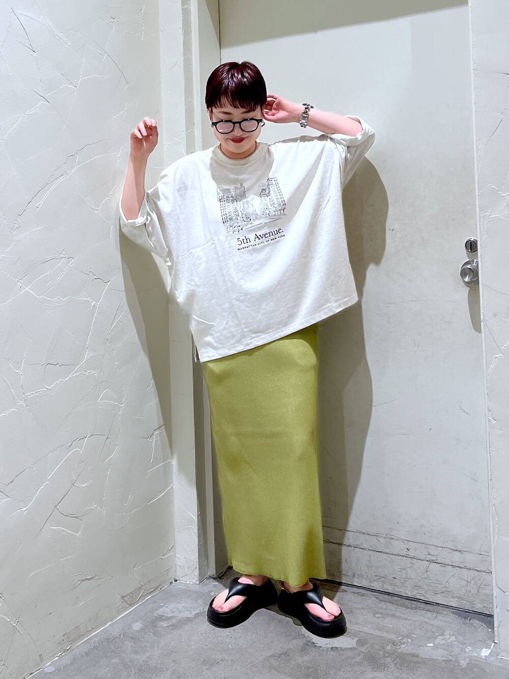 「ワントーン、きれいめ、ベーシック/シンプル、休日コーデ、デート/ロマンティック、女子会、カジュアル、旅行、バッグ、niko and ...、シンプルコーデ、メガネ、Tシャツ、サンダル」｜「niko and...のオリジナルニコモコトングサンダル（サンダル、ブラック系）」を使った、　くまななさん（レディース・163cm）の夏コーディネートの4枚目の写真