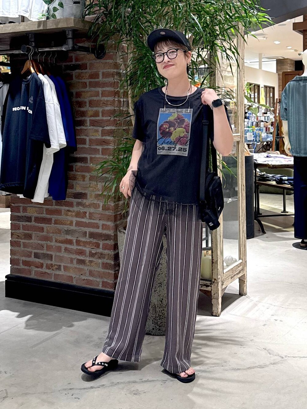 「キャップ、ショートヘア、シンプルコーデ、Tシャツ、ワントーン、きれいめ、ベーシック/シンプル、休日コーデ、デート/ロマンティック、女子会、カジュアル、メガネ、niko and ...」|「niko and...のオリジナルクラウンパント伊達メガネ&サングラス(メガネ、ブラック系)」を使った、 くまななさん(レディース・163cm)の夏コーディネートの4枚目の写真