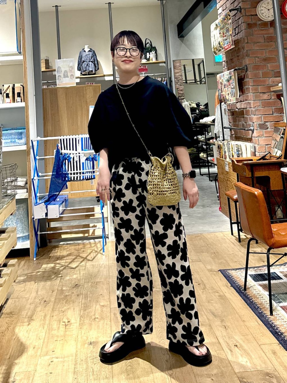 「旅行、バッグ、niko and ...、シンプルコーデ、メガネ、Tシャツ、サンダル、夏コーデ、ワントーン、きれいめ、ベーシック/シンプル、休日コーデ、デート/ロマンティック、女子会、カジュアル」|「niko and...のオリジナル巾着チェンジショルダーバッグ(ショルダーバッグ、イエロー系)」を使った、 くまななさん(レディース・163cm)の夏コーディネートの4枚目の写真