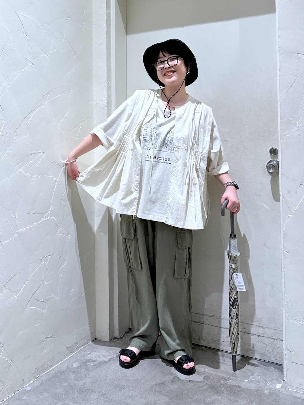 「ワントーン、きれいめ、ベーシック/シンプル、休日コーデ、デート/ロマンティック、女子会、カジュアル、旅行、バッグ、niko and ...、シンプルコーデ」|「niko and...のオリジナル撥水UVケアハット(ハット、ブラック系)」を使った、 くまななさん(レディース・163cm)の夏コーディネートの4枚目の写真