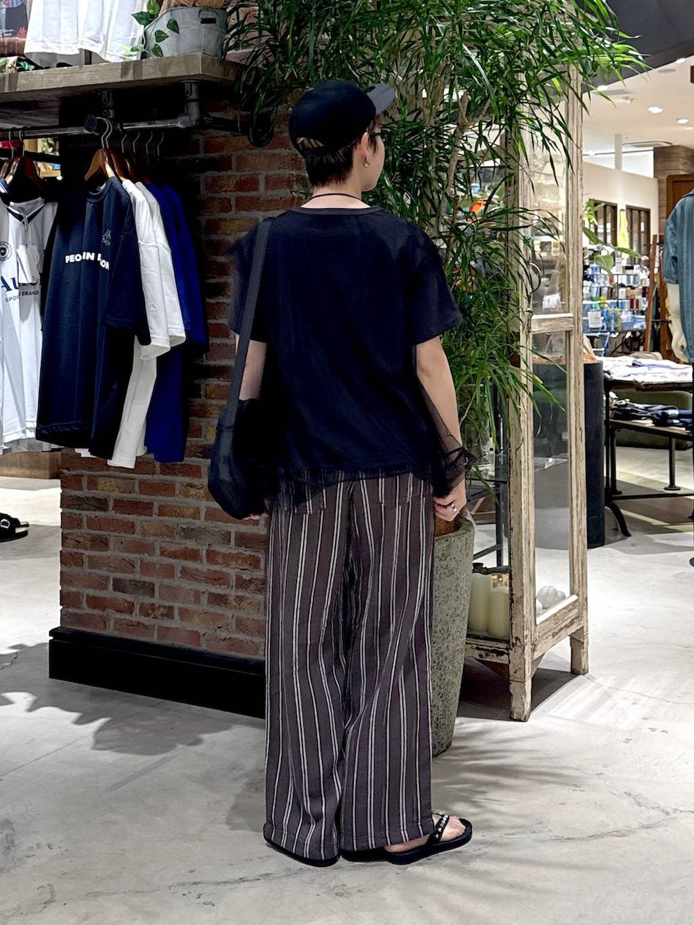「キャップ、ショートヘア、シンプルコーデ、Tシャツ、ワントーン、きれいめ、ベーシック/シンプル、休日コーデ、デート/ロマンティック、女子会、カジュアル、メガネ、niko and ...」|「niko and...のオリジナルクラウンパント伊達メガネ&サングラス(メガネ、ブラック系)」を使った、 くまななさん(レディース・163cm)の夏コーディネートの3枚目の写真