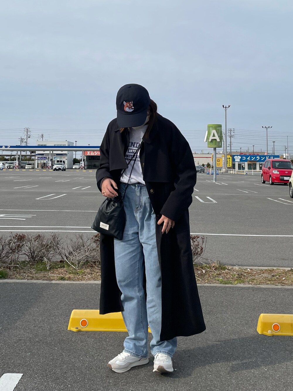 「春服、カジュアル、きれいめカジュアル、白スニーカー、スニーカー、キャップ、beautiful people、MAISON KITSUNE、ジーンズ、おしゃれさんと繋がりたい、春コーデ」｜「NANO universeのダブルクロスロングコート（ステンカラーコート、ブラック系）」を使った、ﾋﾟﾋﾟﾋﾟさん（レディース・156cm）の春コーディネートの2枚目の写真