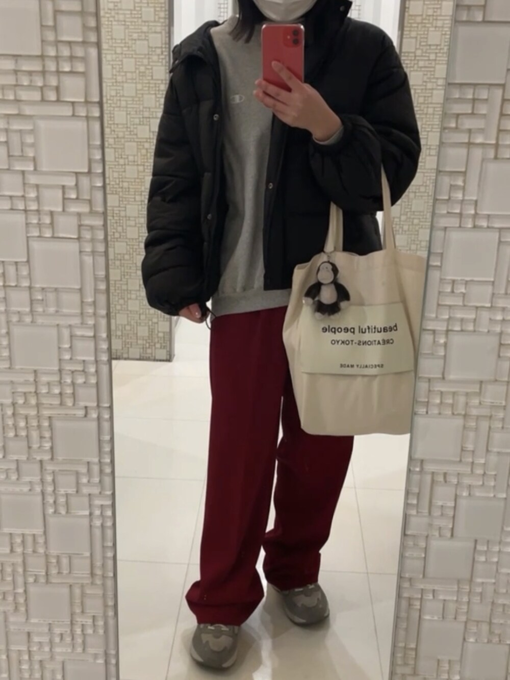 「カジュアル、ゆるコーデ、おしゃれさんと繋がりたい、プチプラコーデ、カラーコーデ、ストリート、カラーパンツ、ボルドー、チャンピオン、お出かけコーデ、古着」｜「champion 古着のアイテム（スウェット、グレー系）」を使った、ﾋﾟﾋﾟﾋﾟさん（レディース・156cm）の冬コーディネートの2枚目の写真