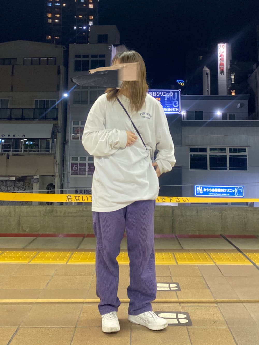 ホワイト系のTシャツ/カットソー、パープル系のパンツ、ホワイト系のスニーカーを着用したレディースの春コーディネートの2枚目の写真