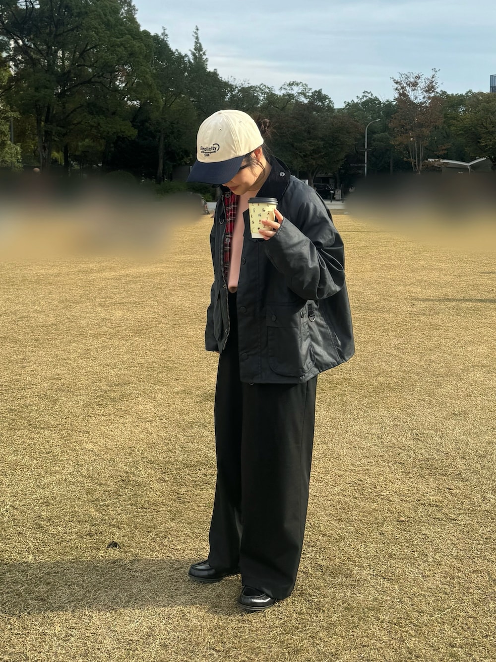 ブルー系のブルゾン、ブラック系のスラックス、ブラック系のローファーを着用したレディースの秋コーディネートの2枚目の写真