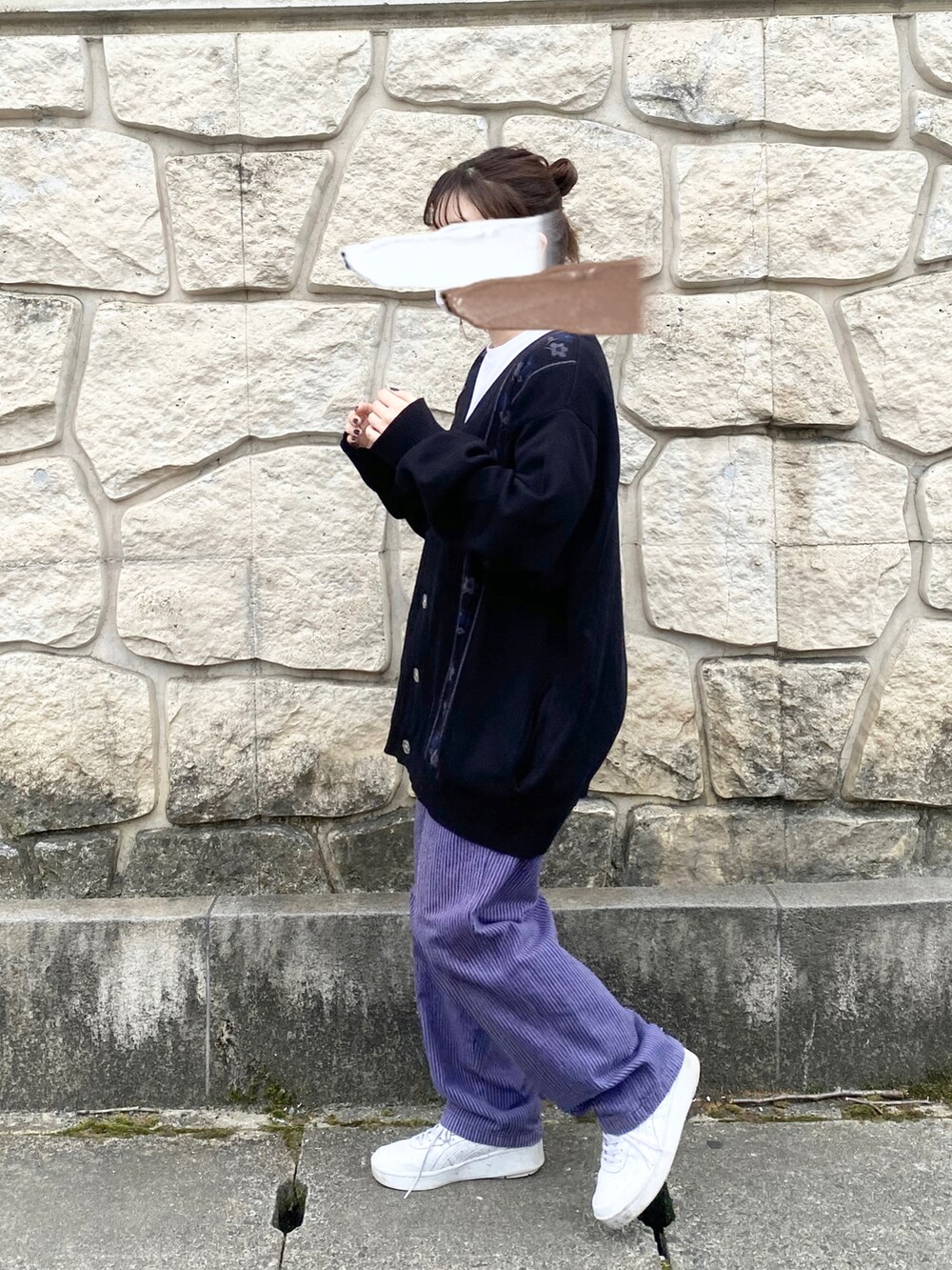 ブラック系のカーディガン/ボレロ、パープル系のパンツ、ホワイト系のスニーカーを着用したレディースの春コーディネートの2枚目の写真