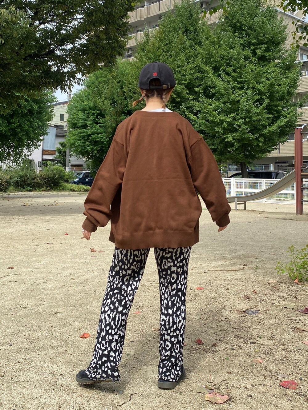 ブラウン系のカーディガン/ボレロ、その他のパンツ、グレー系のその他を着用したレディースの夏コーディネートの2枚目の写真