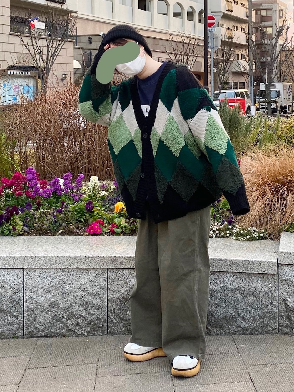 グリーン系のカーディガン/ボレロ、ブルー系のスウェット、グリーン系のパンツを着用したレディースの冬コーディネートの2枚目の写真