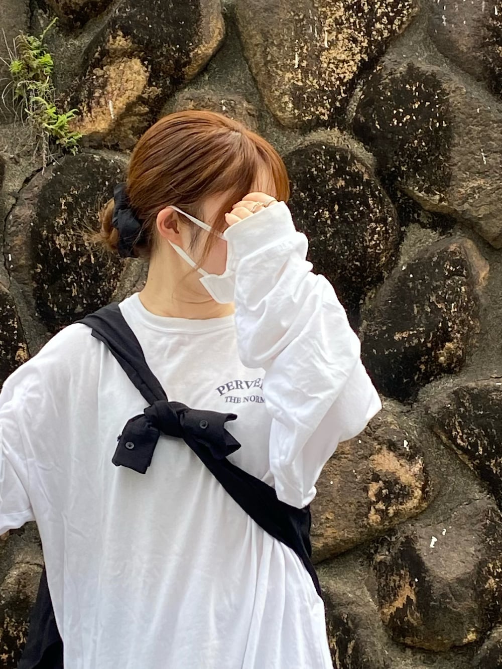 ホワイト系のTシャツ/カットソーを着用したレディースの夏コーディネートの2枚目の写真