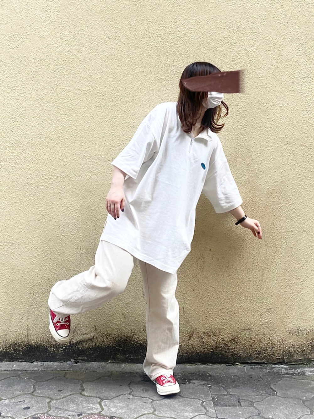レッド系のショルダーバッグ、ホワイト系のデニムパンツ、レッド系のスニーカーを着用したレディースの夏コーディネートの2枚目の写真