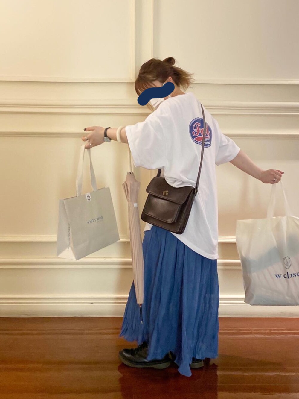 ホワイト系のTシャツ/カットソー、ブラウン系のショルダーバッグを着用したレディースの夏コーディネートの2枚目の写真