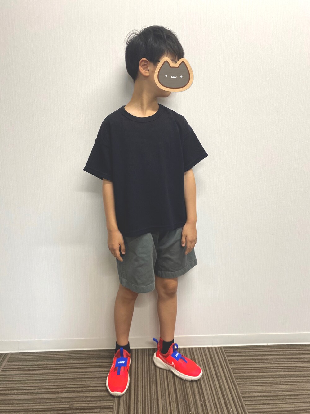 グリーン系のTシャツ/カットソー、グレー系のその他パンツ、レッド系のスニーカーを着用したキッズの夏コーディネートの2枚目の写真