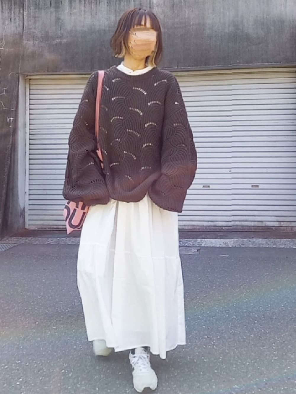 ピンク系のトートバッグ、グリーン系のニット/セーター、ホワイト系のシャツワンピースを着用したレディースの春コーディネートの2枚目の写真