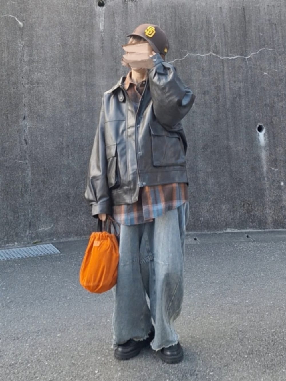 ブラウン系のブルゾン、ブラウン系のシャツ/ブラウス、オレンジ系のショルダーバッグを着用したレディースの秋コーディネートの2枚目の写真