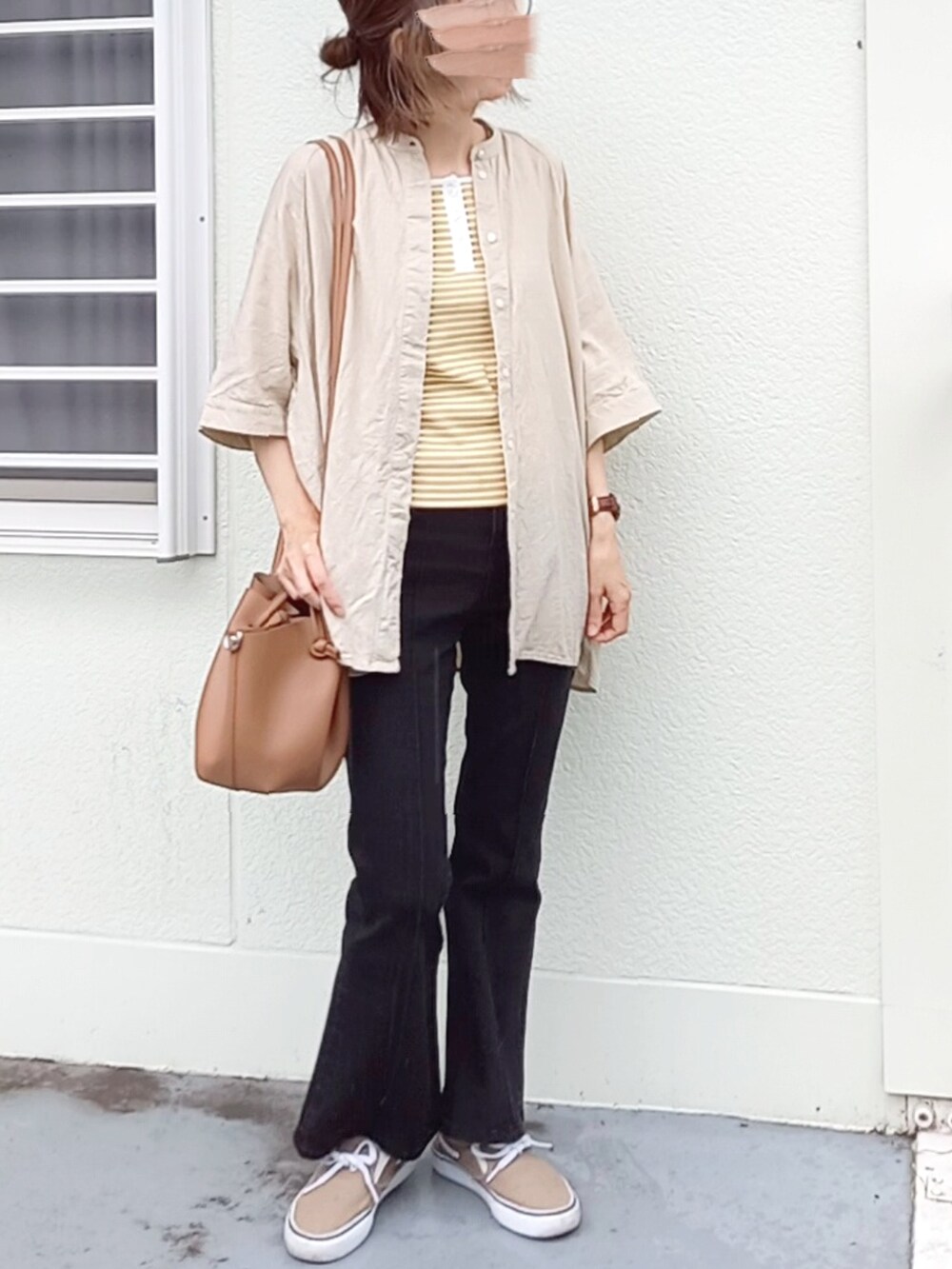 イエロー系のショルダーバッグ、ベージュ系のシャツ/ブラウス、ブラック系のデニムパンツを着用したレディースの夏コーディネートの2枚目の写真