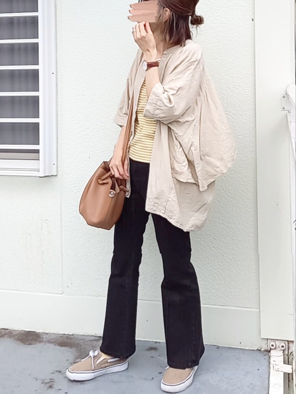 イエロー系のショルダーバッグ、ベージュ系のシャツ/ブラウス、ブラック系のデニムパンツを着用したレディースの夏コーディネートの3枚目の写真