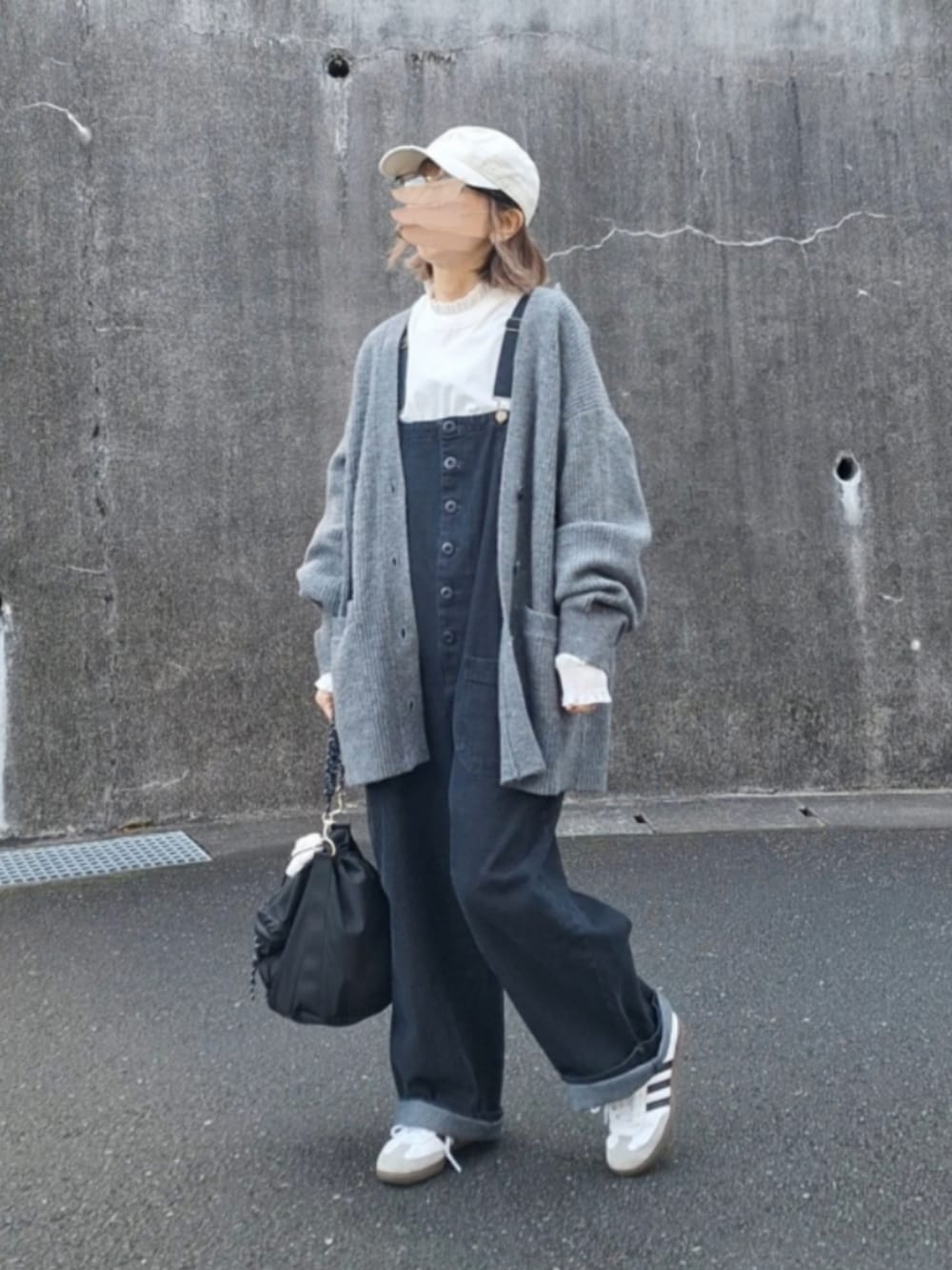 ホワイト系のシャツ/ブラウス、ブルー系のサロペット/オーバーオール、ブラック系のショルダーバッグを着用したレディースの冬コーディネートの3枚目の写真