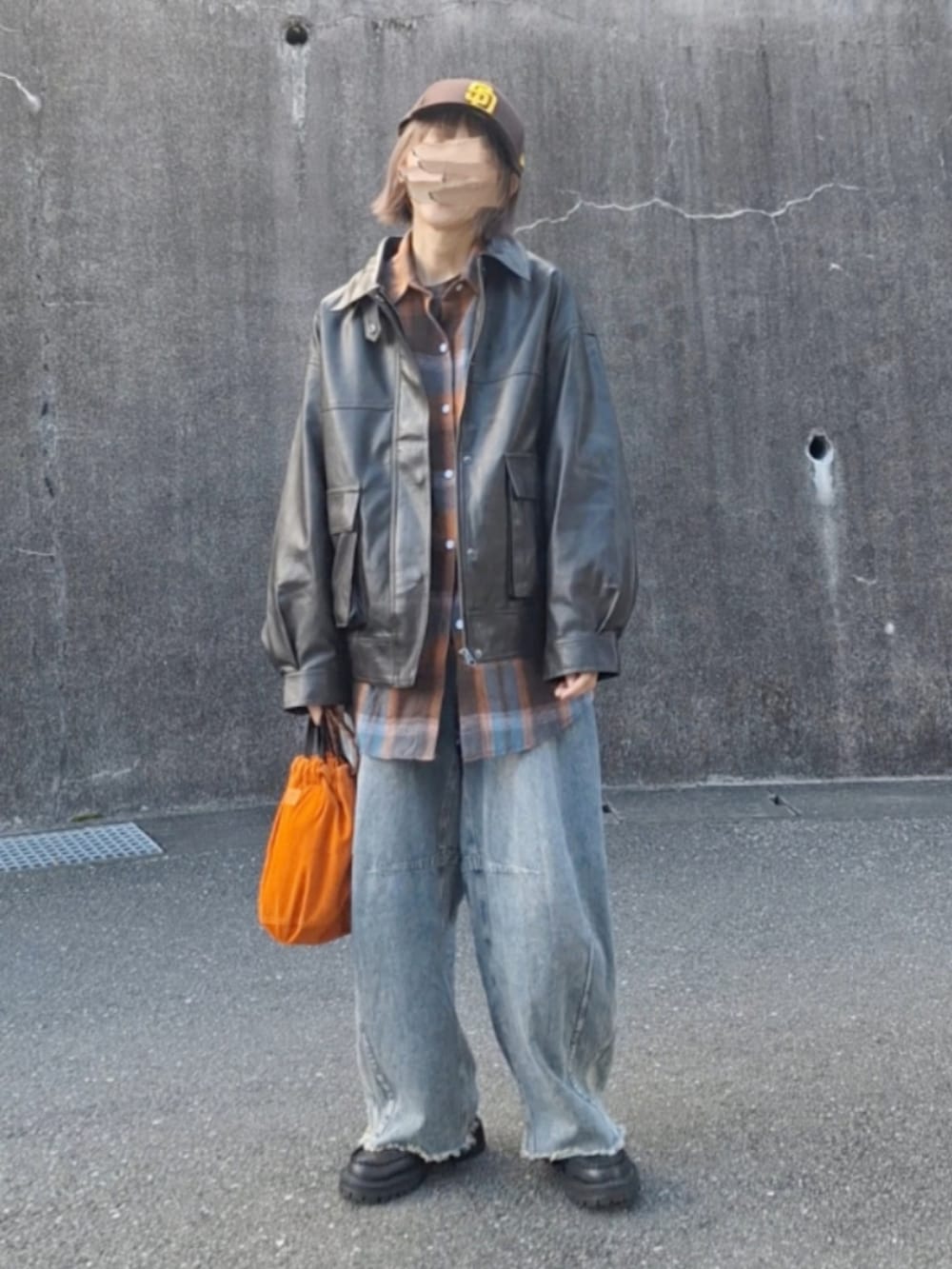 ブラウン系のブルゾン、ブラウン系のシャツ/ブラウス、オレンジ系のショルダーバッグを着用したレディースの秋コーディネートの3枚目の写真